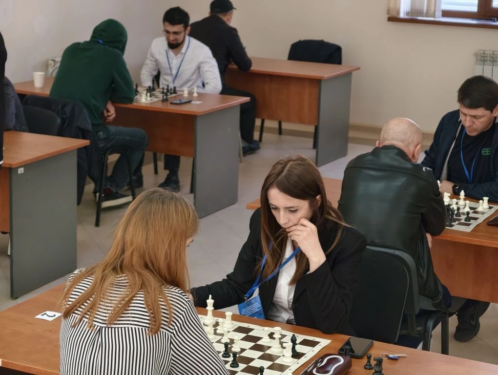 Связисты и телевещатели Дагестана отметили 25-летие РТРС шахматным турниром